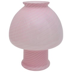 Vetri Tischlampe aus rosafarbenem Muranoglas in Pilzform und mit Wirbelmotiv
