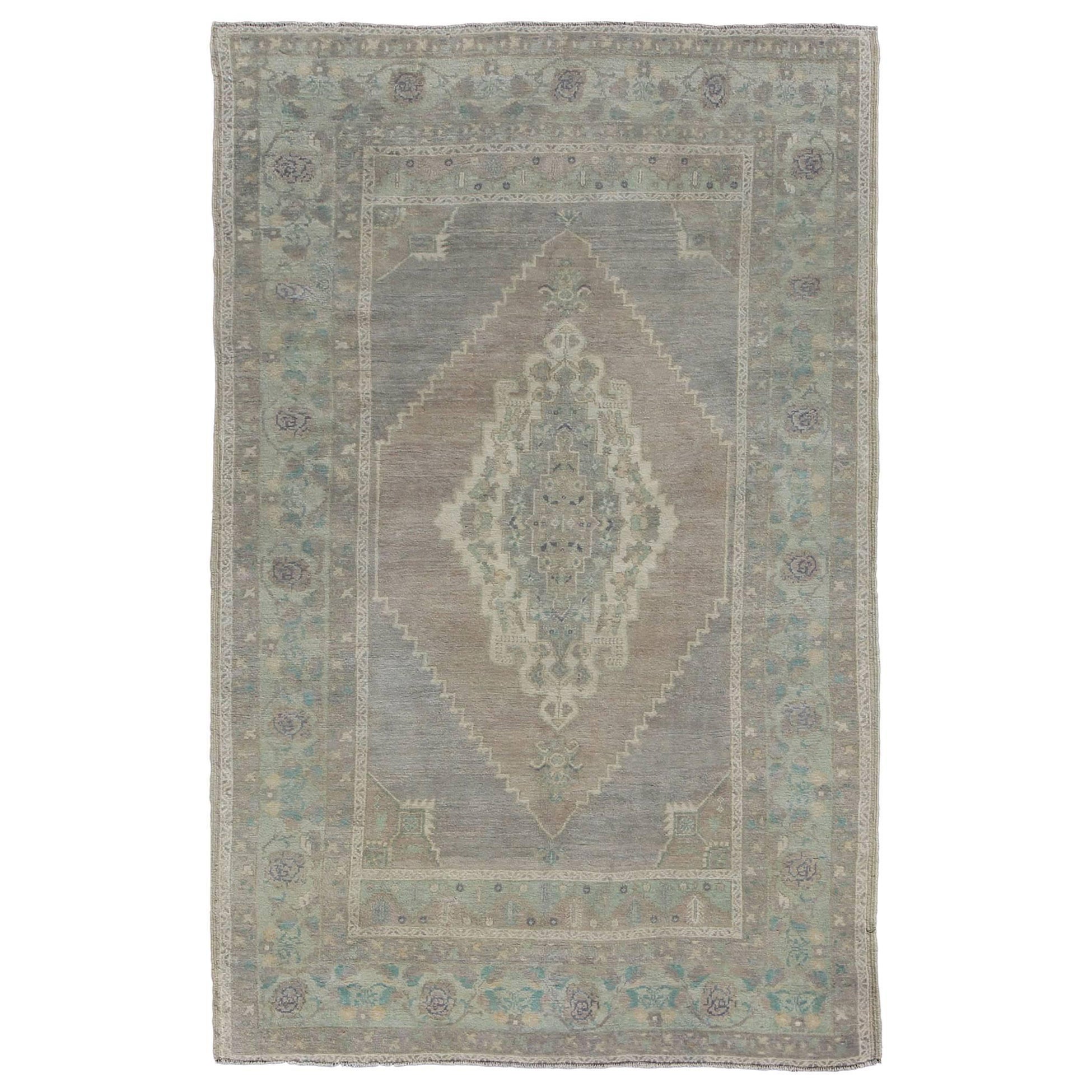 Muted Vintage Oushak-Teppich aus der Türkei mit Stretched Central Medaillon