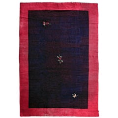 Fine tapis chinois ancien minimaliste avec fond couleur aubergine et bordure rouge