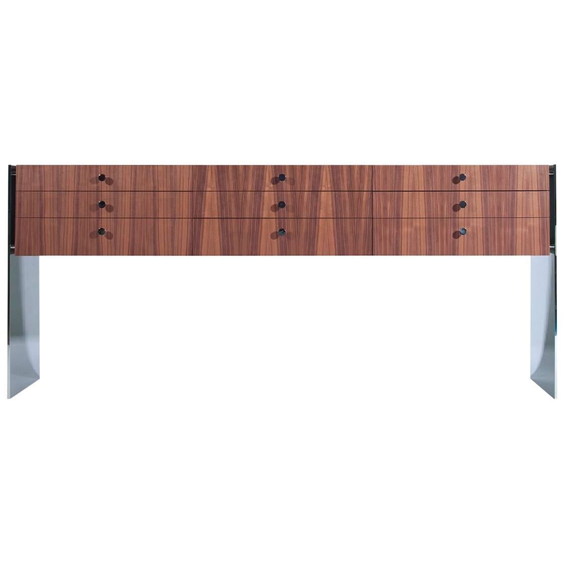 Credenza a medida con patas de acero inoxidable y cajones de nogal