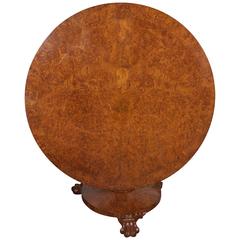 Table centrale en ronce de noyer anglaise de la fin de l'époque Régence