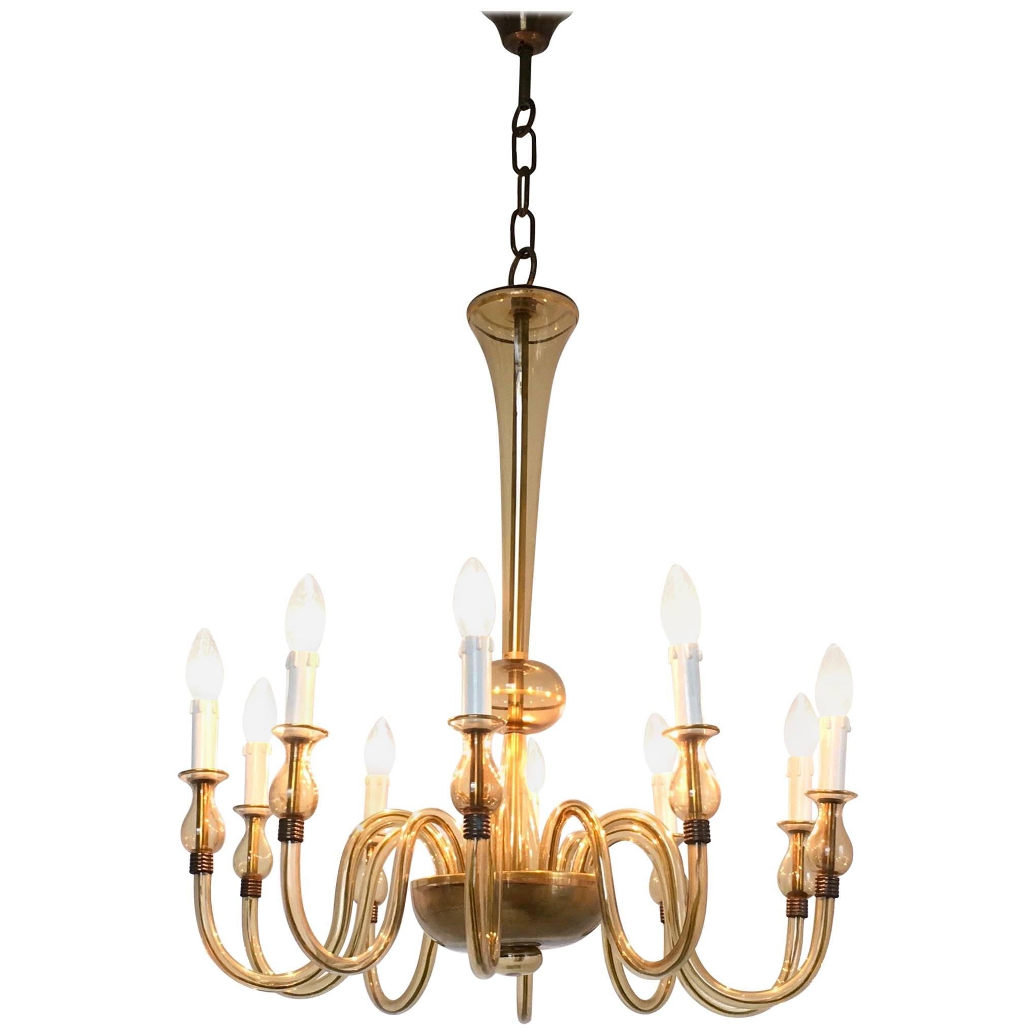 This chandelier is made in Murano glass and was produced in Italy in the 1940s.
It is a vintage piece therefore it might show slight trace of use, but it can be considered as in excellent original condition and ready to give ambiance to any