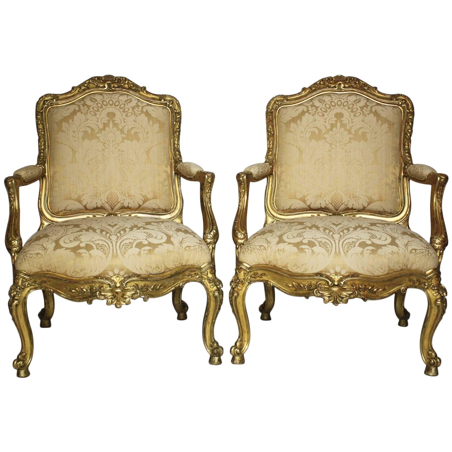 Zwei italienische geschnitzte Sessel im Rokoko-Stil des 19. Jahrhunderts aus vergoldetem Holz, um 1860 im Angebot