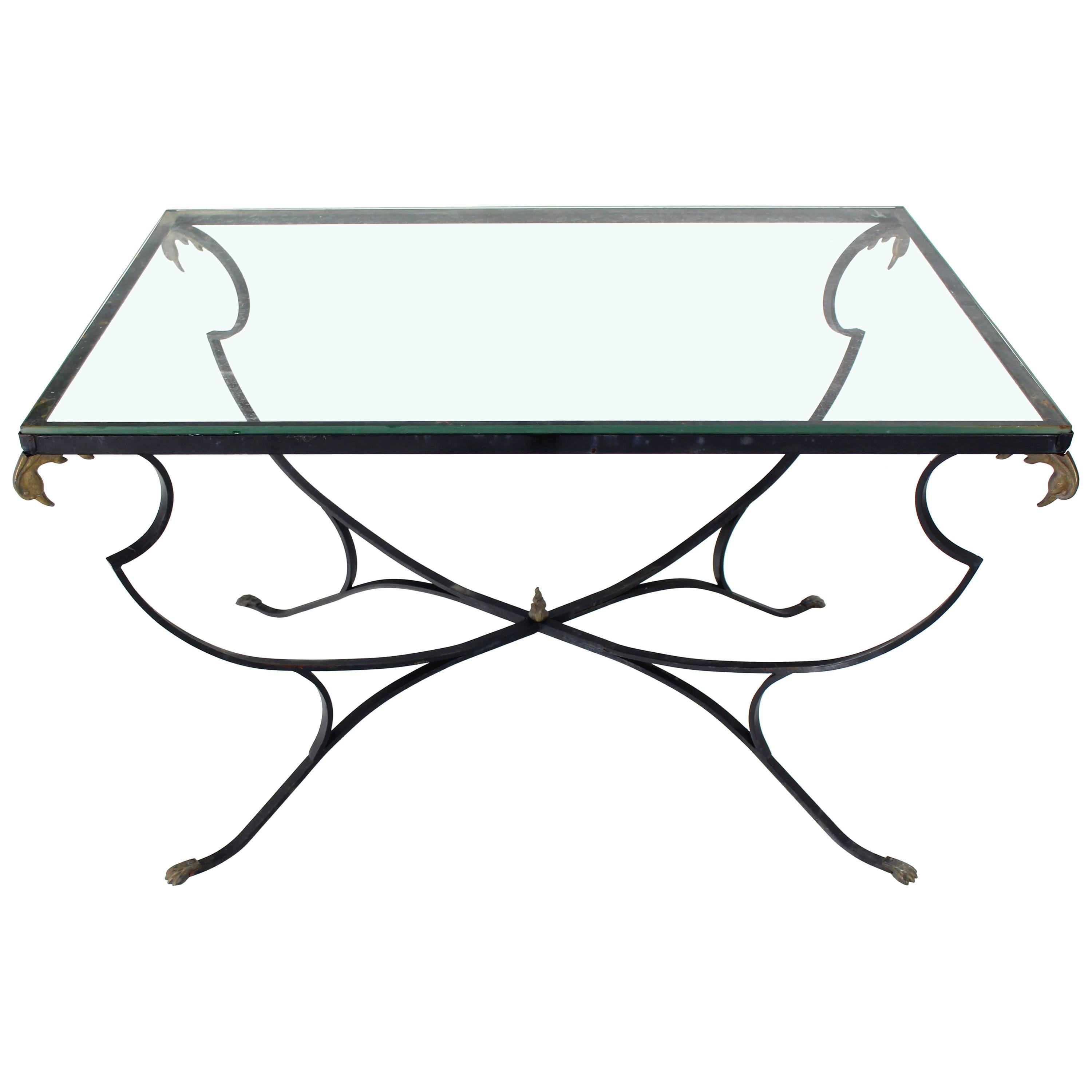 Table de salle à manger d'extérieur en fer forgé figuratif avec extrémités en laiton et plateau en verre avec oiseaux en vente