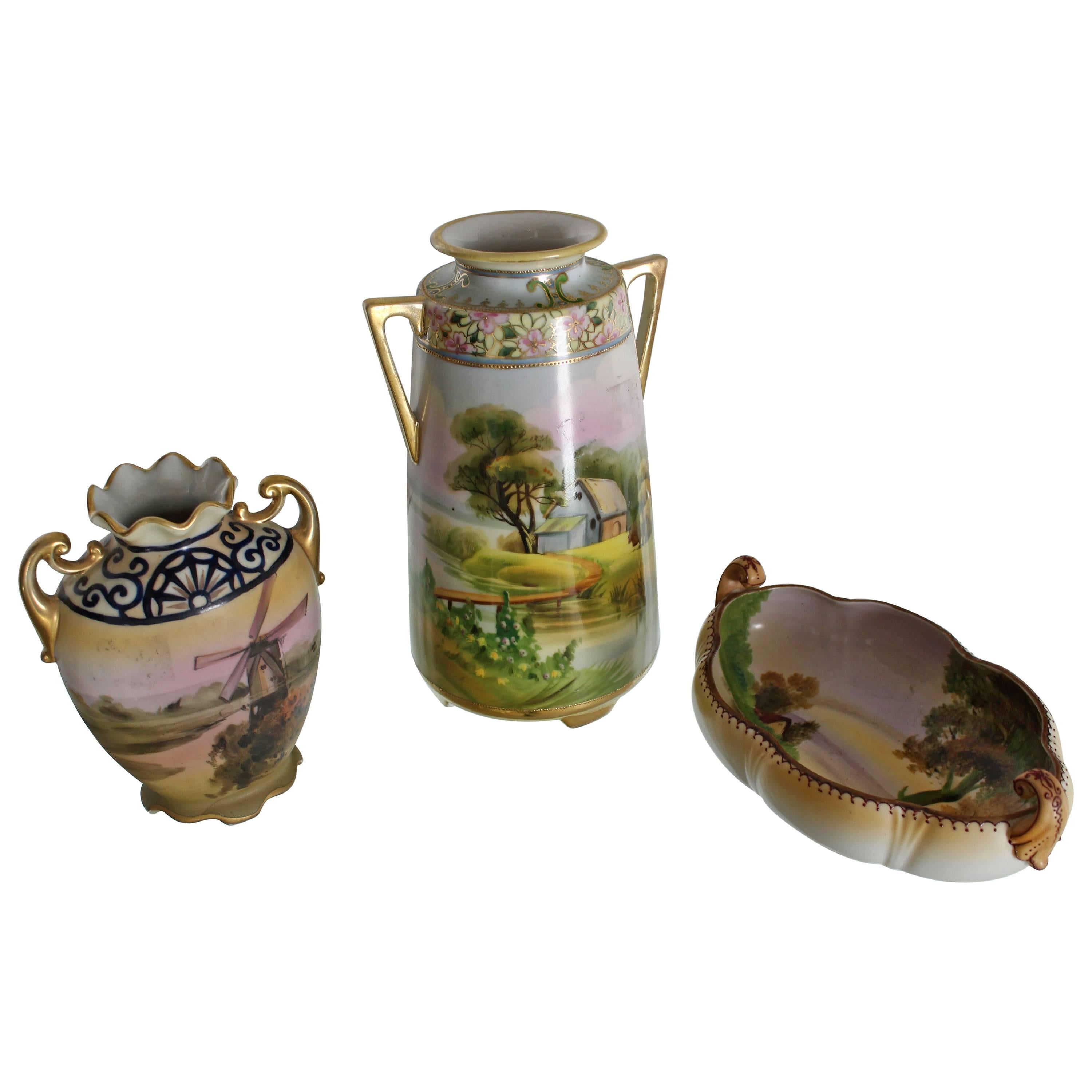 Groupe de trois vases et bols en porcelaine peints à la main de Nippon en porcelaine