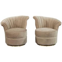 Coppia di sedie girevoli a conchiglia in velluto beige