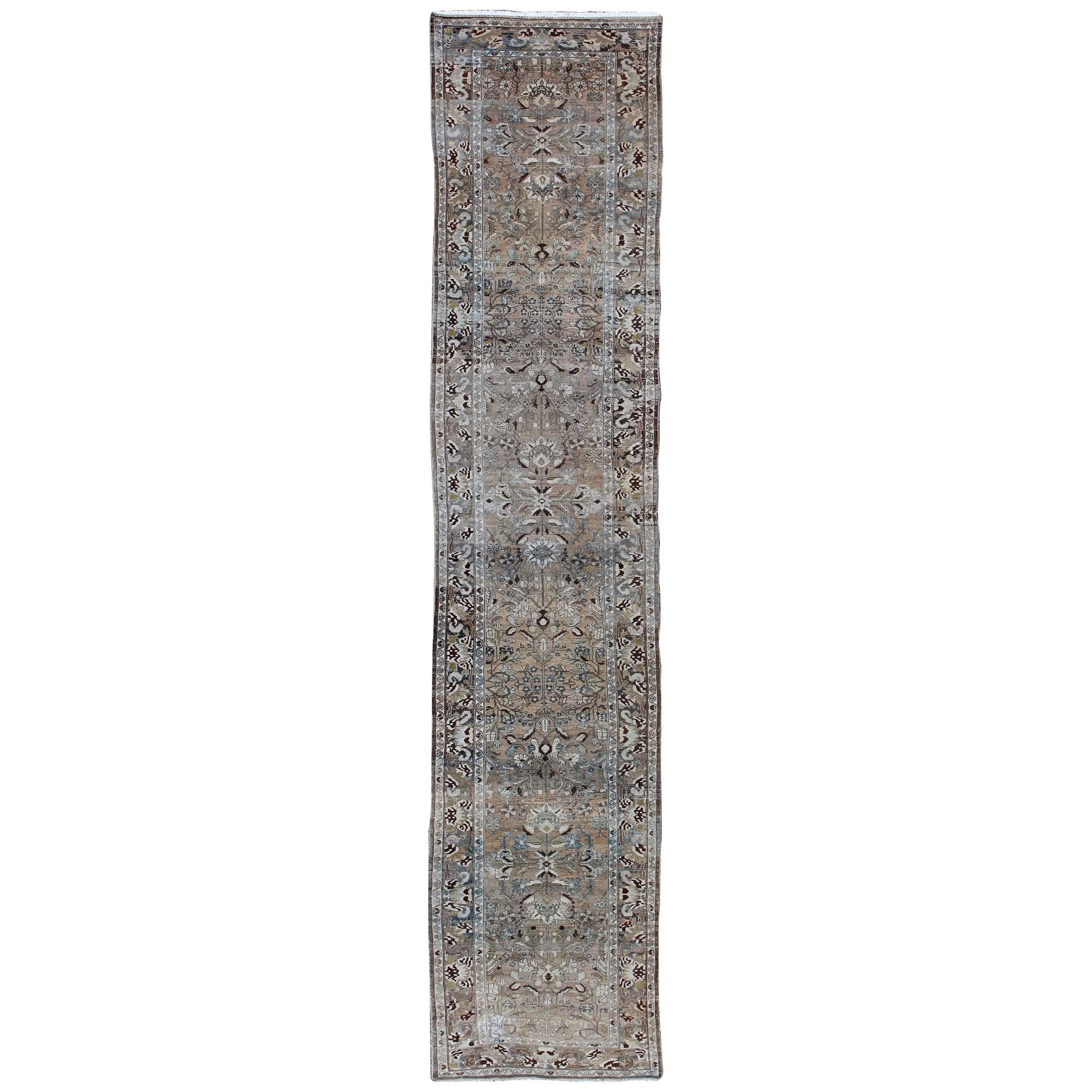 Runner persiano lungo dal design sofisticato nei colori Tan, Olive e Brown in vendita