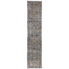 Long tapis de couloir persan au design sophistiqué en brun clair, olive et marron