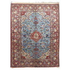 Très beau tapis persan d'Ispahan avec des fleurs complexes en bleu et rouge