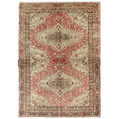Dieser feine türkische Sivas-Teppich mit klassischem Medaillon-Design in Rot, Elfenbein und Grün