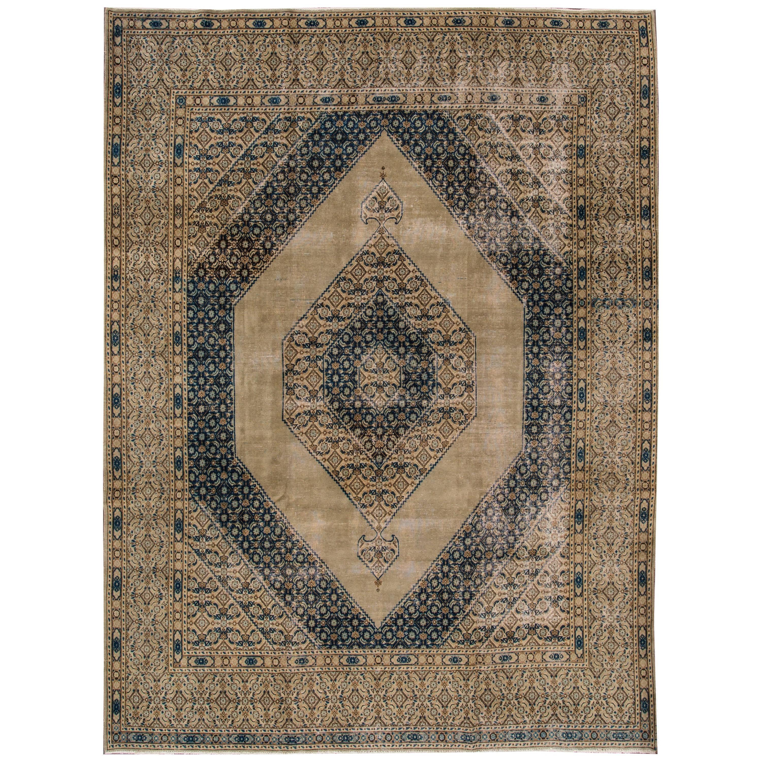 Großartig aussehender persischer Täbris-Teppich