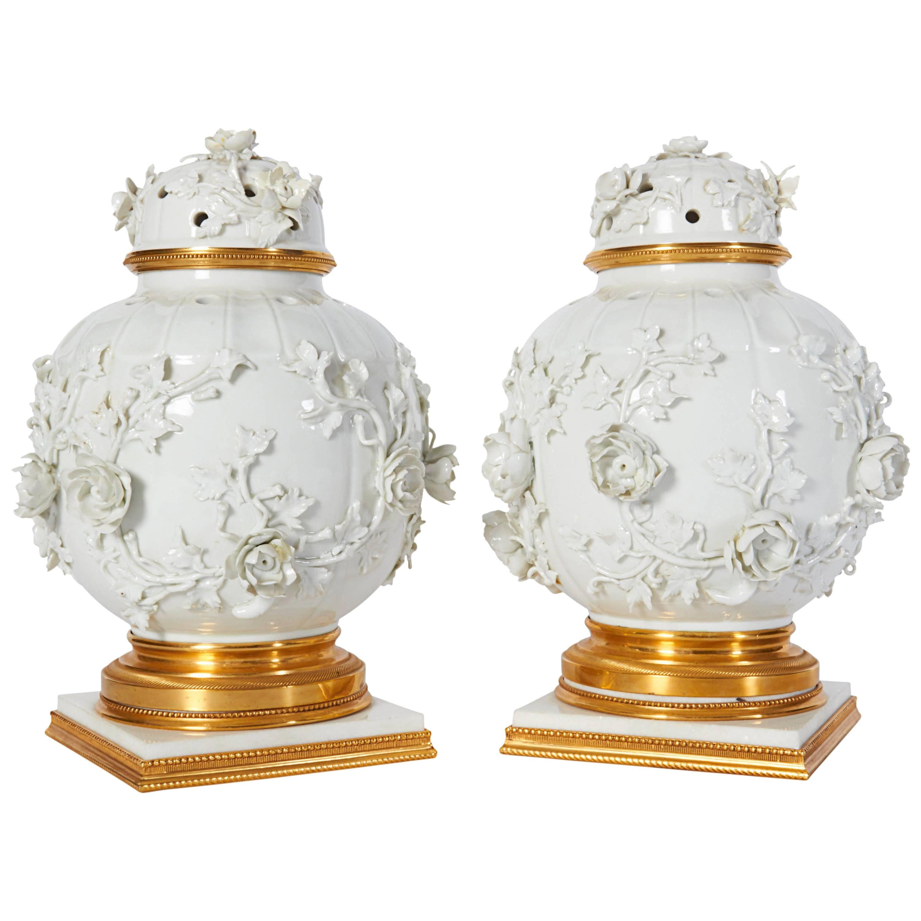 Paire de vases et couvercle Potpouri en porcelaine blanche de Chine et bronze doré, montés sur socle