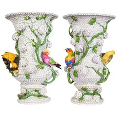 Monumentales Paar Meissener Porzellan-Schneeballvasen mit Papageien und Vögeln