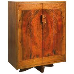 Meuble de rangement George Nakashima en noyer avec poignée en broussin, États-Unis, 1991