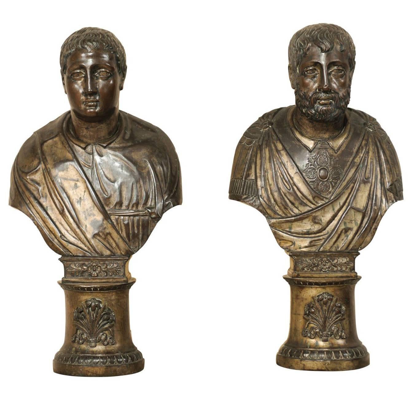 Paire de bustes de sénateurs romains italiens du XIXe siècle en cuivre repoussé ou en Wood Wood en vente