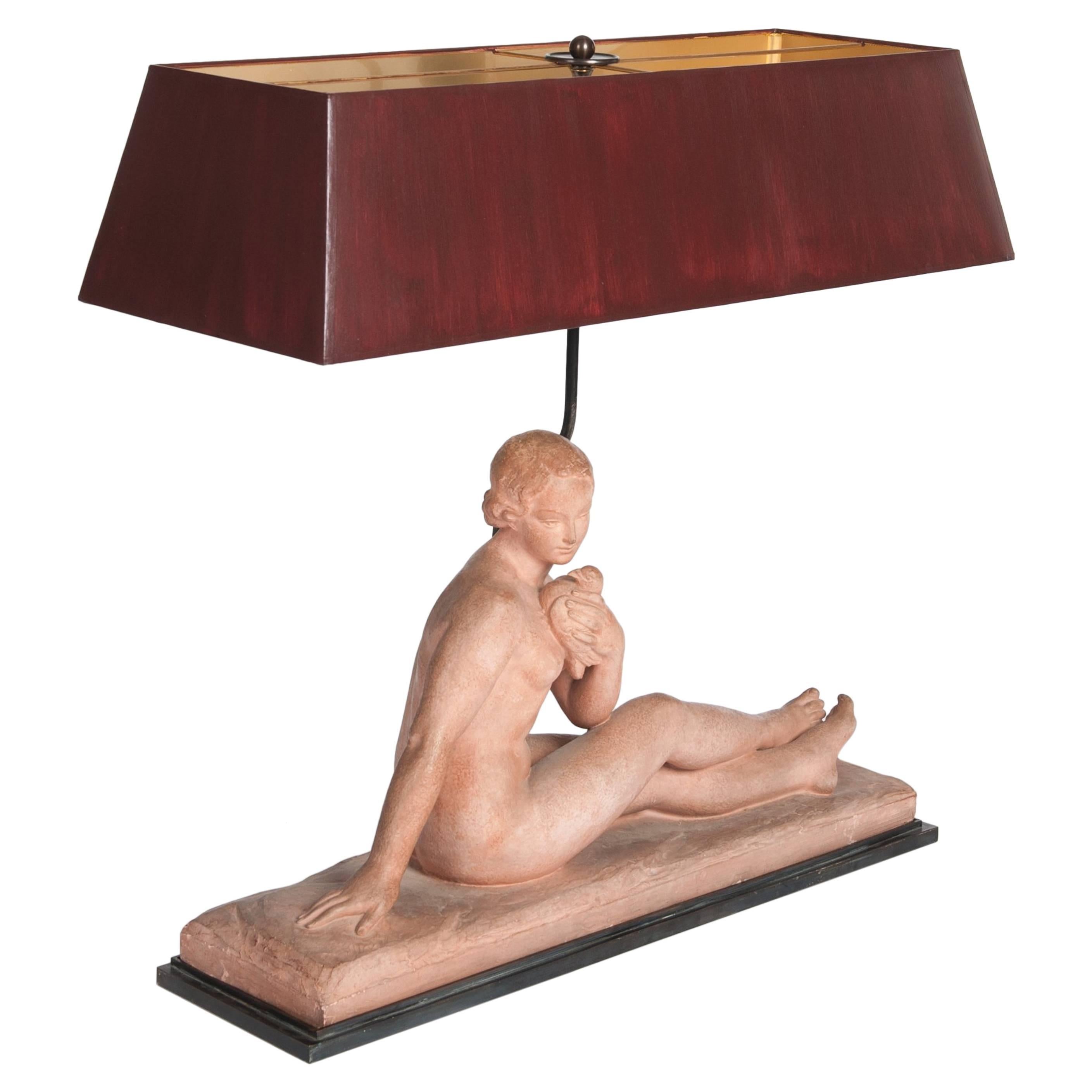 Lampe de table figurative Art nouveau français en terre cuite, signée avec abat-jour rouge