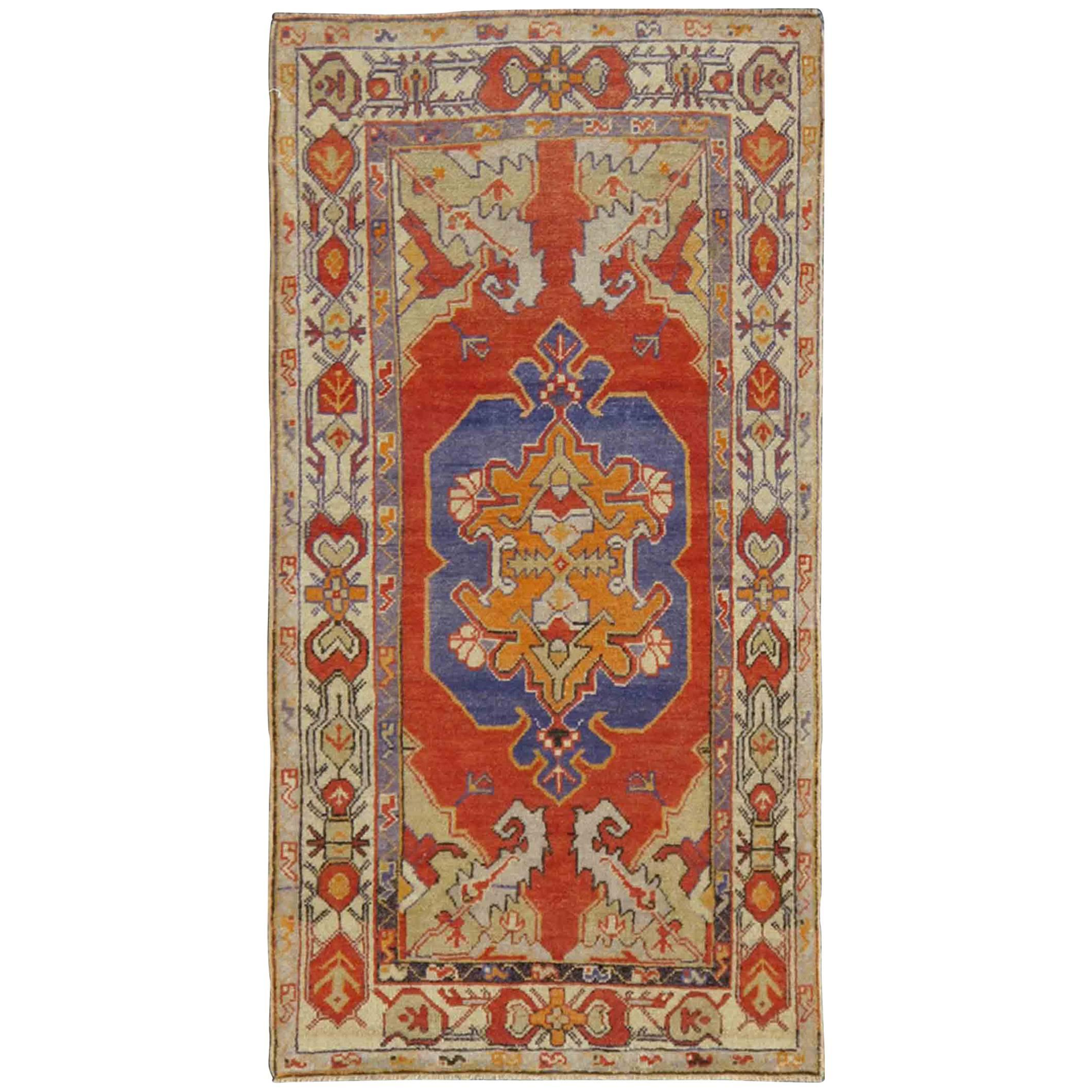 Bunte türkischer Oushak-Teppich im Vintage-Stil mit stilisierten geometrischen, Stammesmotiven im Angebot