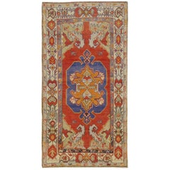 Bunte türkischer Oushak-Teppich im Vintage-Stil mit stilisierten geometrischen, Stammesmotiven