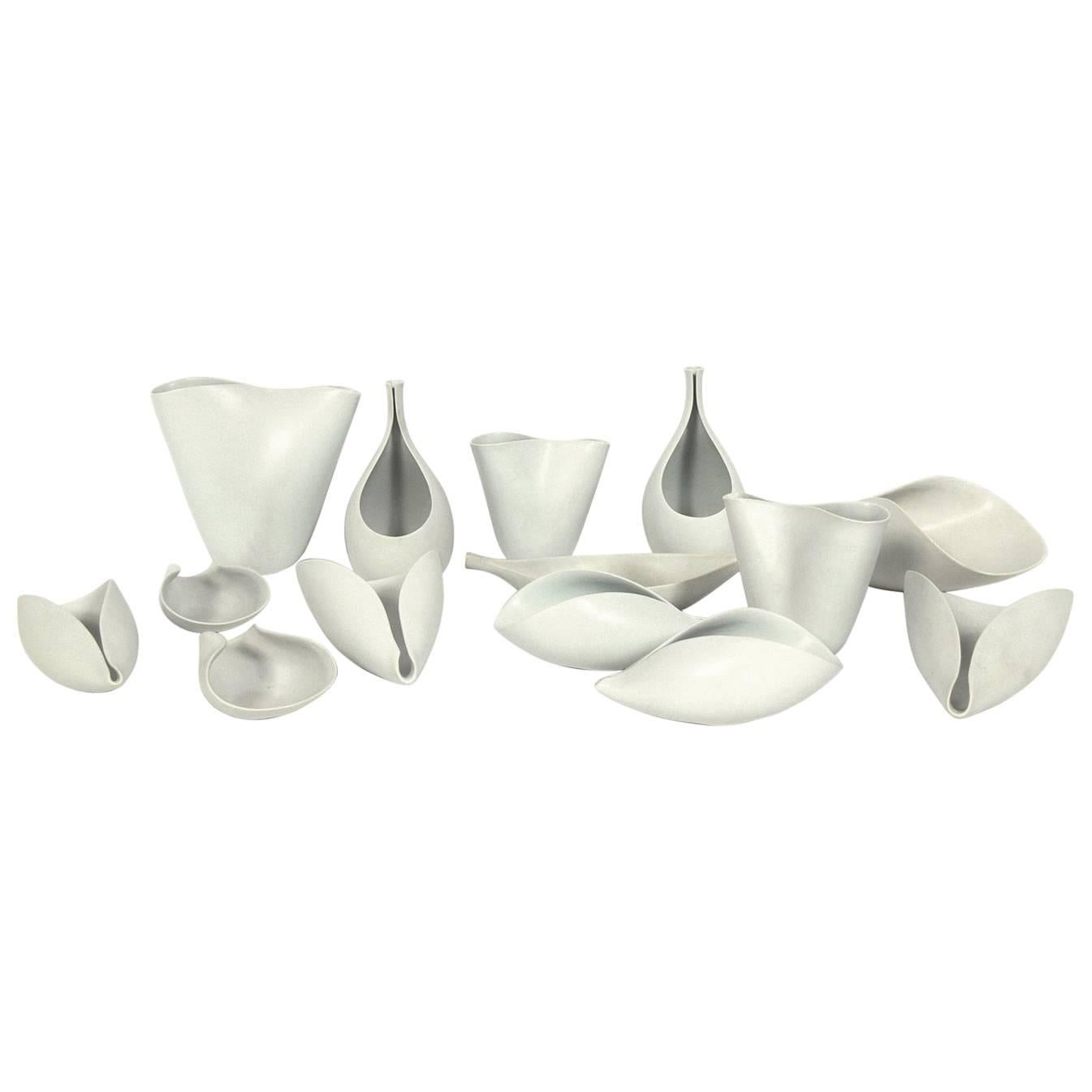 Gruppe von vierzehn skulpturalen weißen Veckla Pottery Pieces von Stig Lindberg im Angebot