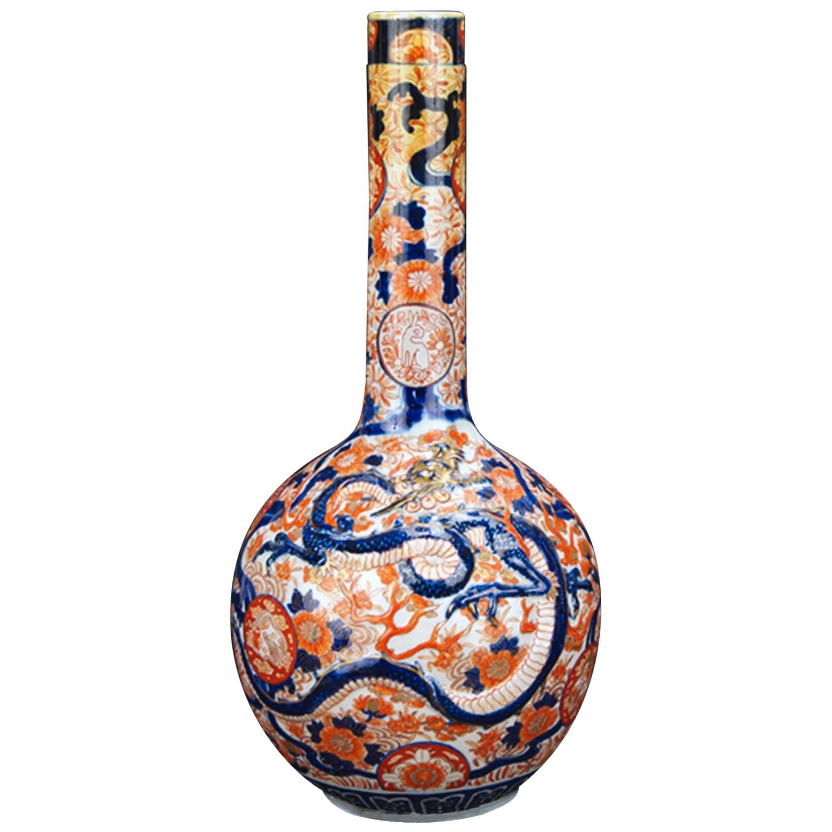 Jarrón botella de porcelana Imari, Parte de una gran colección de Imari.