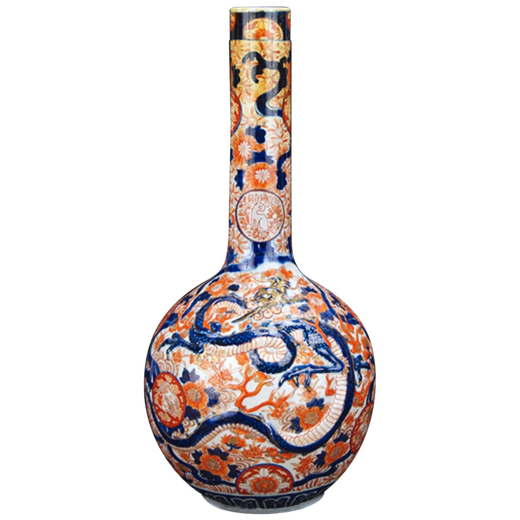 Imari Porcelain Bottle Vase, Teil einer großen Sammlung von Imari.