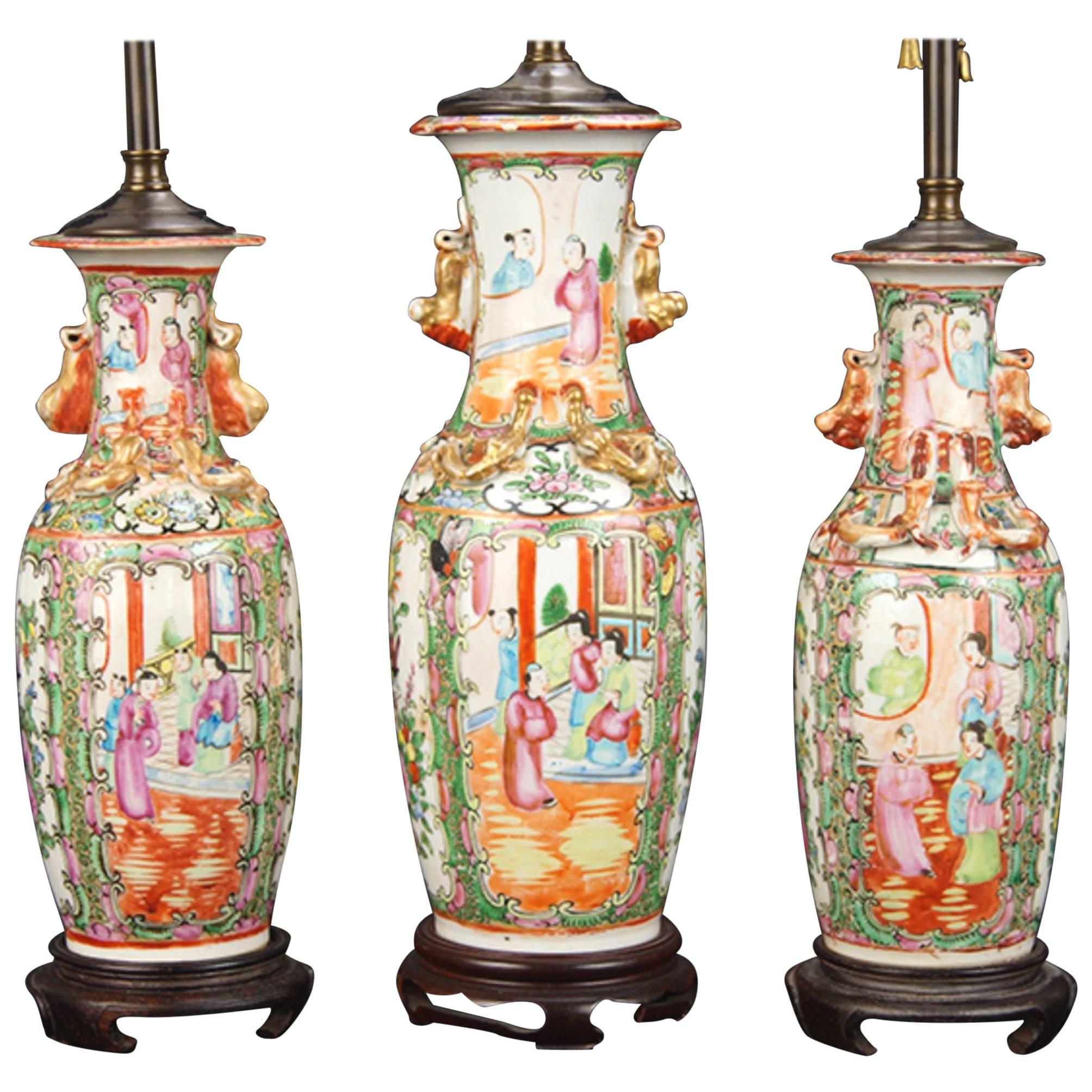 Drei Vasen aus dem 19. Jahrhundert, die als Lampen montiert sind.  Wir werden das Paar unterteilen.