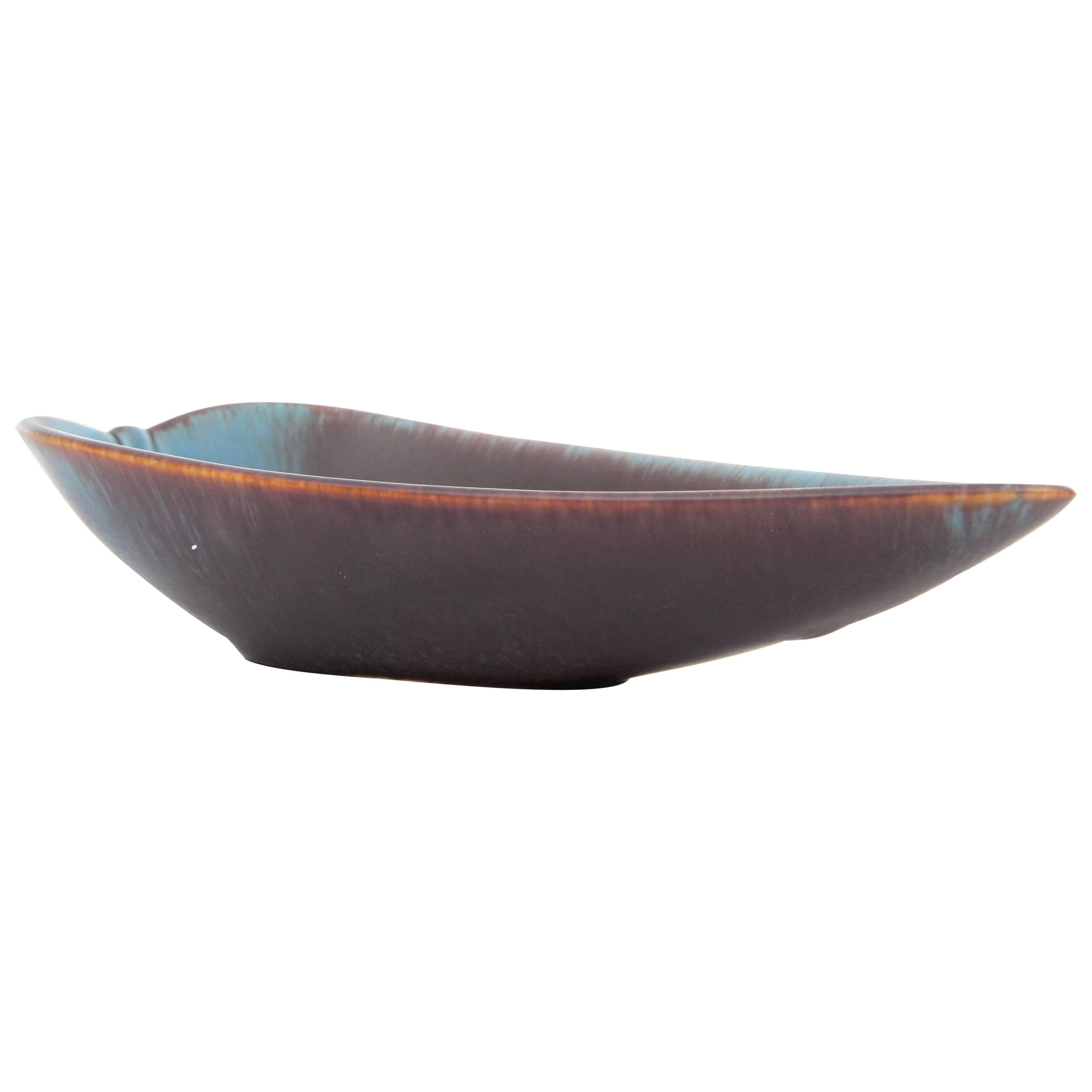 Vassoio a forma di foglia in Haresfur marrone e blu di Gunnar Nylund in vendita