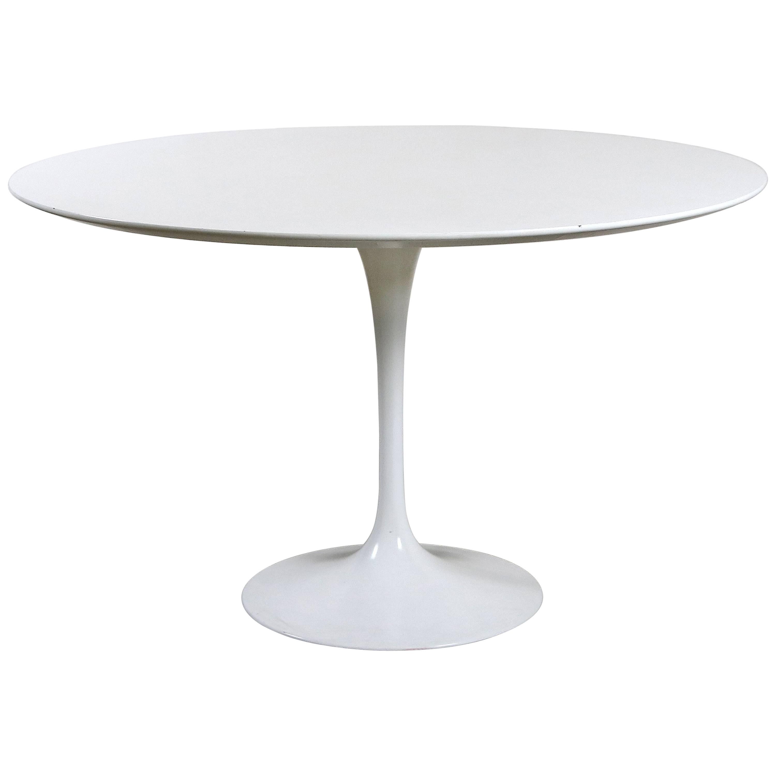 Dinning Table by Eero Saarinen
