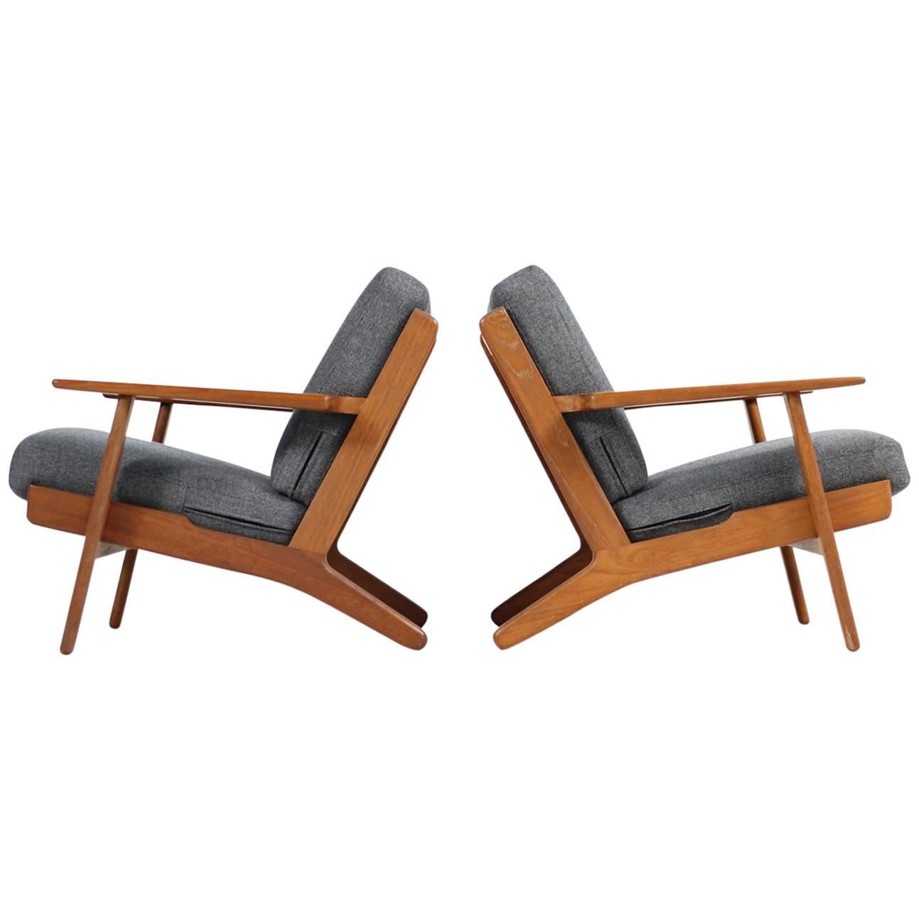 Beautiful pair of Hans Wegner 1960s easy chairs, GETAMA GE 290 low model.
Very good condition, renewed upperspring cushions upholstery in very good condition, high quality wool or cotton woven fabric.
We have more Wegner furniture, please visit