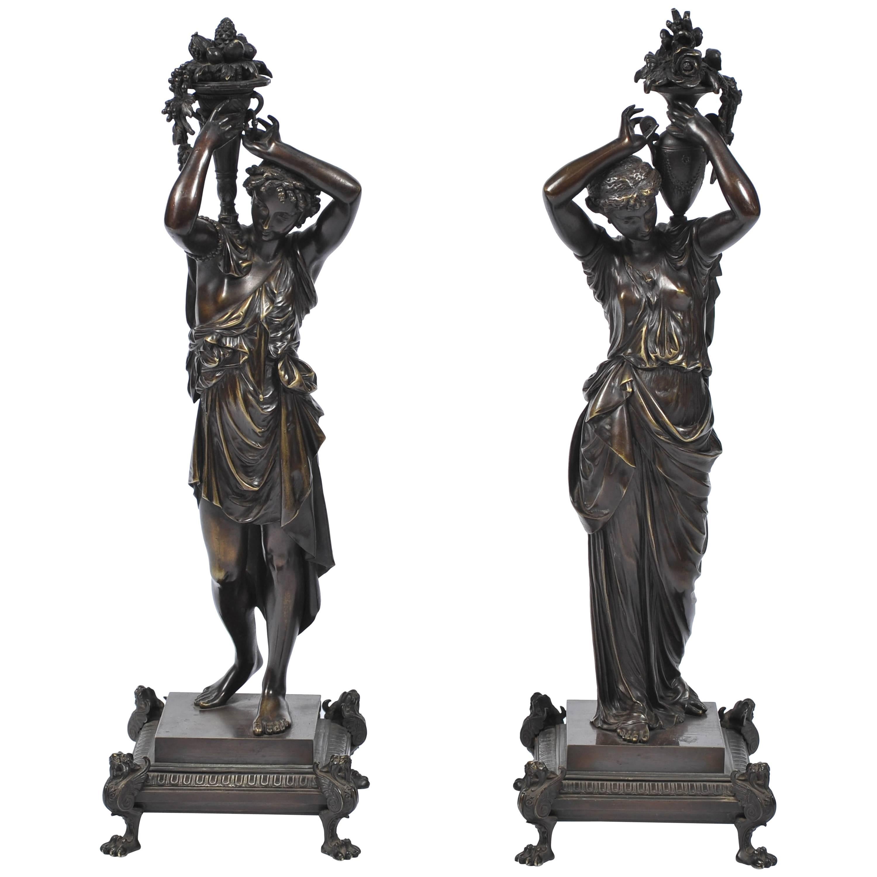 Pareja de estatuas clásicas antiguas de bronce
