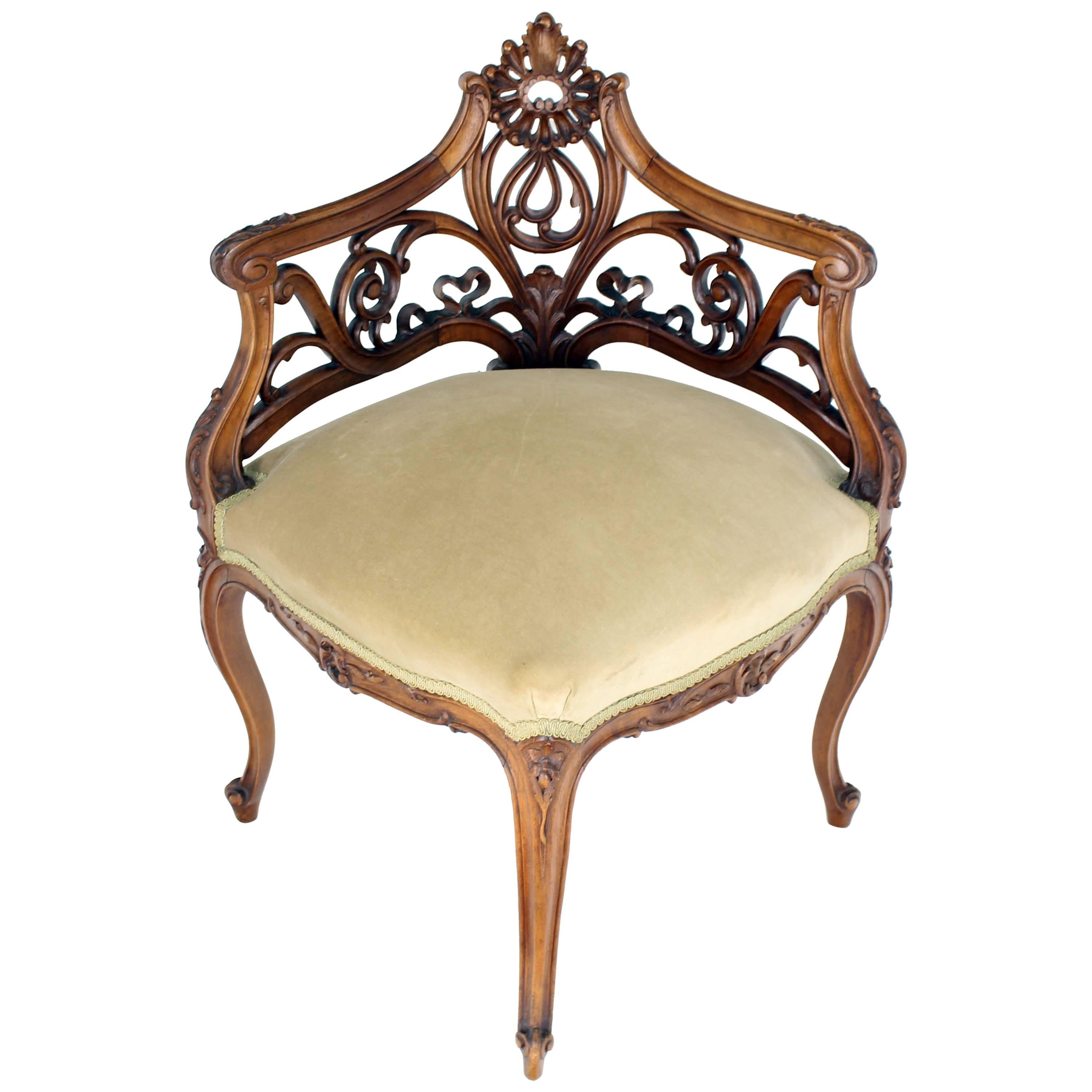 Chaise d'angle française Art Nouveau en noyer sculpté en vente