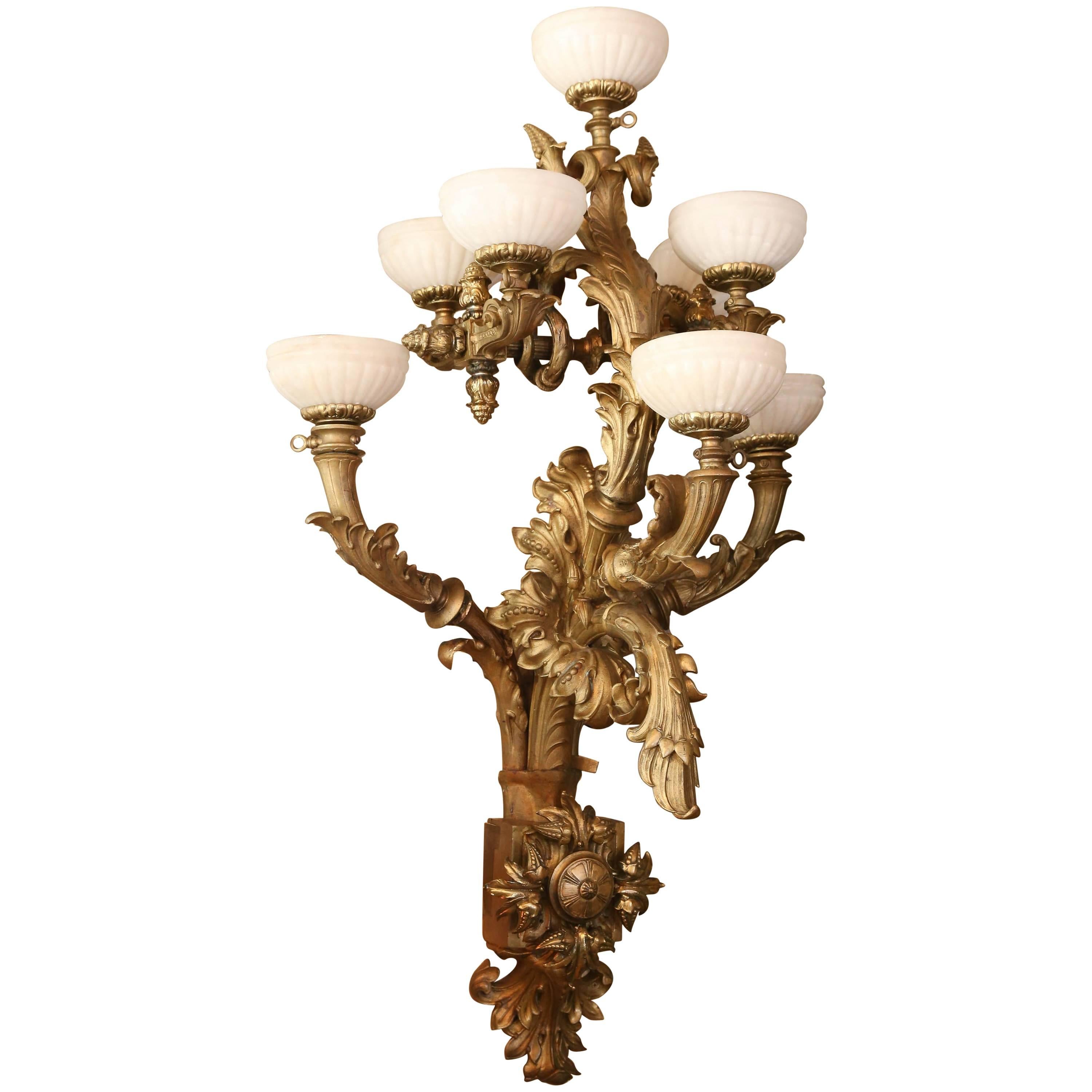 Applique in bronzo dorato del XX secolo, decorate con forme foliate e cornucopie
con otto luci con paralumi in alabastro. Dimensioni incredibili, con grandi dettagli