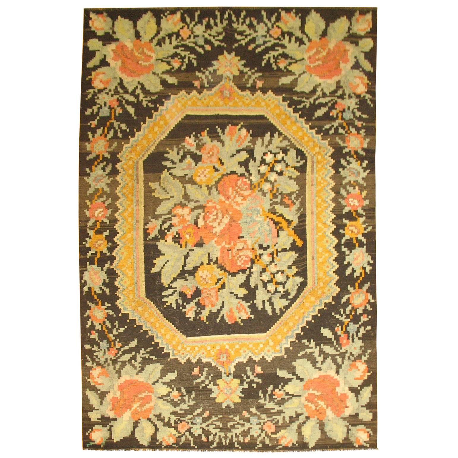 Besserabian Kilim Large Floral Motif, Mid 20th Century