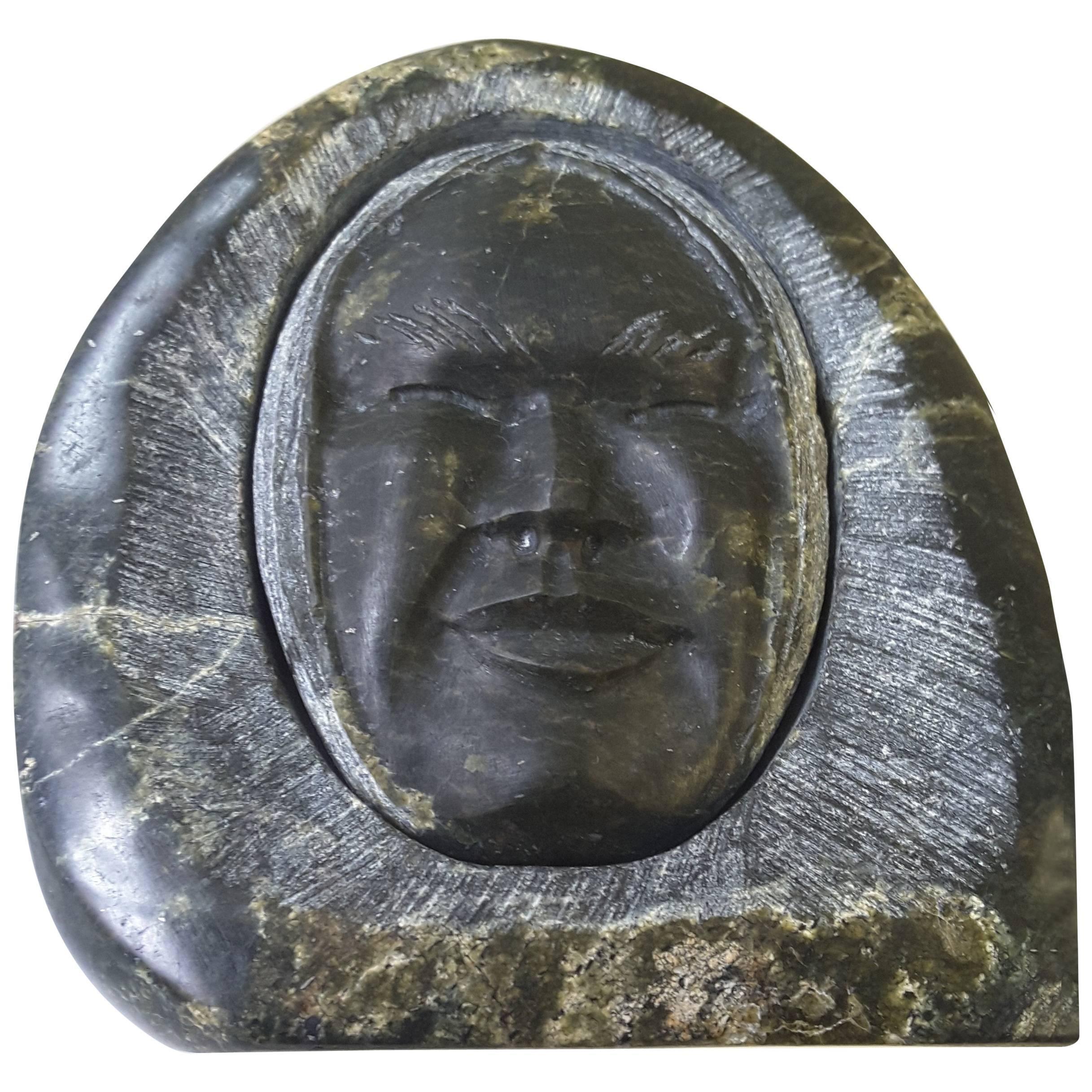 Sculpture Inuit en pierre à savon représentant un visage enveloppé dans un Hood's