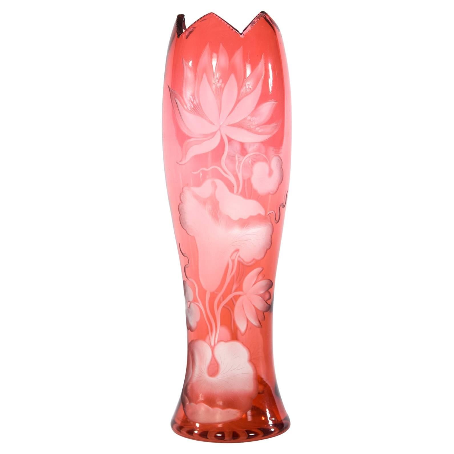 Vase Webb en cristal soufflé à la main, taillé en canneberge et transparent, avec lys d'eau gravés