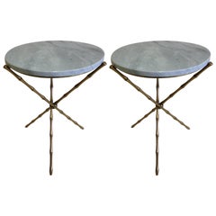 Paire de tables d'appoint françaises du milieu du siècle en laiton:: faux bambou & Marbre par Maison Baguès