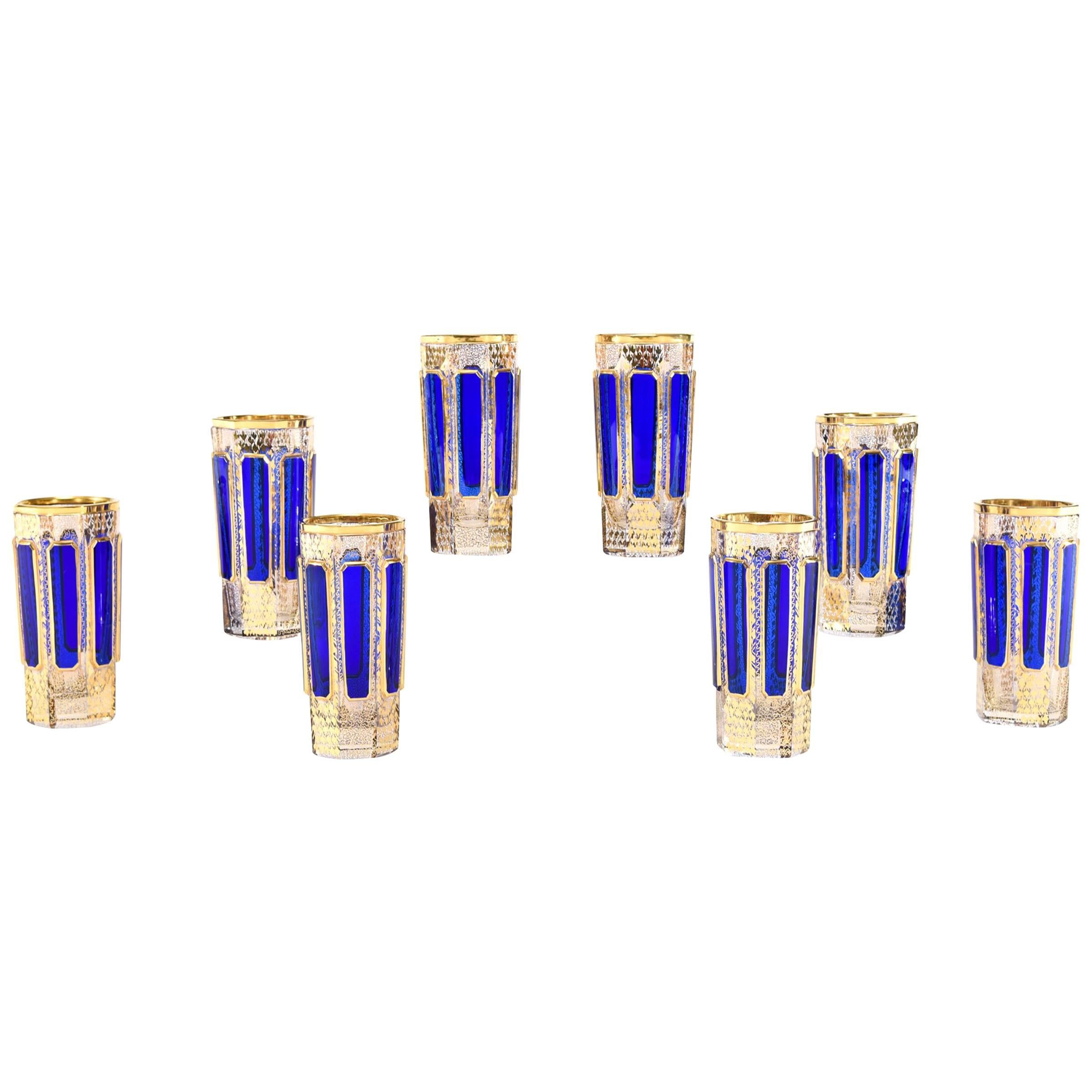 Ensemble de huit gobelets Moser en cristal bleu cobalt et or taillés en panneau
