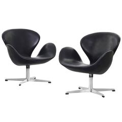 Pair of Beautiful Old Swan Chairs by Arne Jacobsen for Fritz Hansen, 1963
