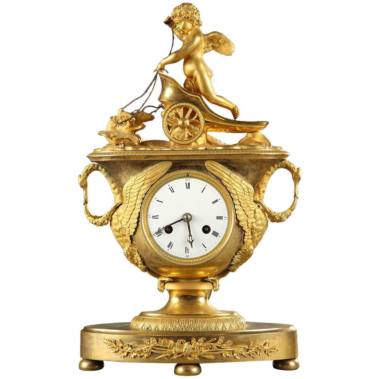 Pendule de cheminée Empire du début du XIXe siècle avec Cupidon en chariot