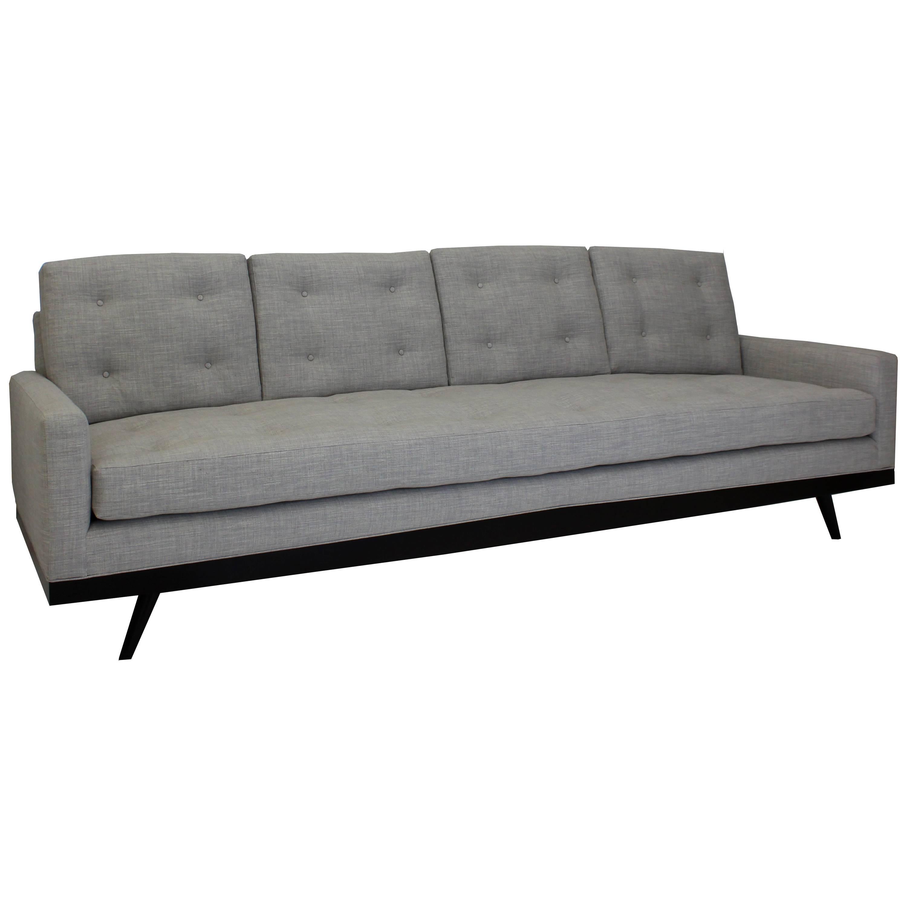 Modernes, von der Mitte des Jahrhunderts inspiriertes Sofa mit Knopfleiste