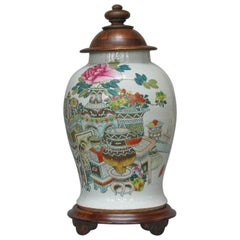 Tarro de "Cien antigüedades" de la dinastía Qing tardía con balaustre grande de rosa de familia