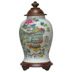 Grand pot à balustre Famille Rose "Hundred Antiques" de la fin de la dynastie Qing