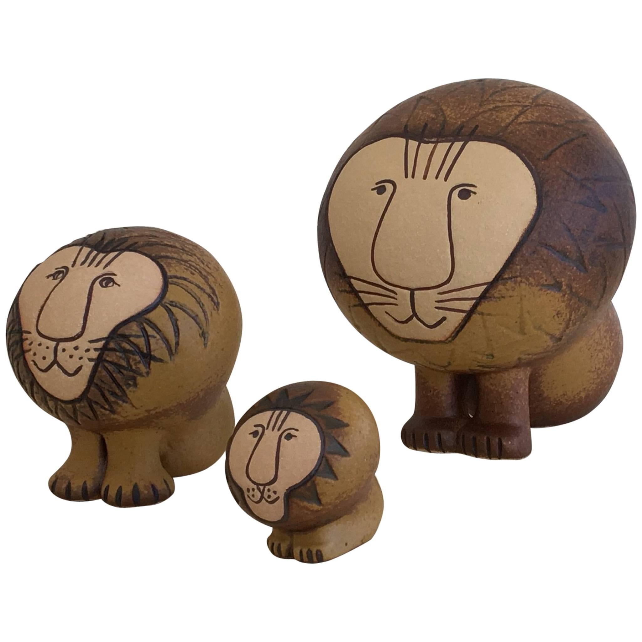 Ensemble de trois lions en céramique de Lisa Larson