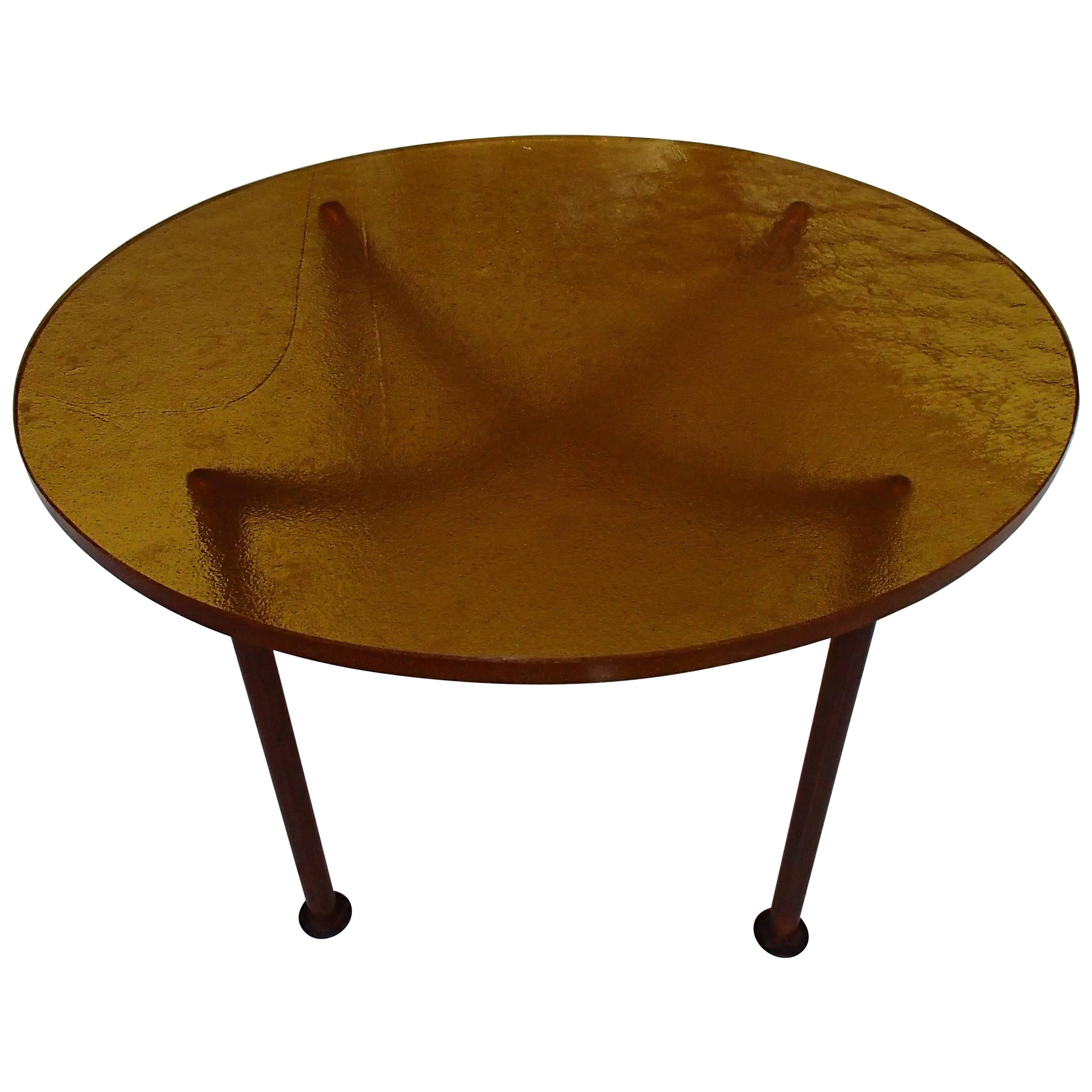 Table basse Art Déco Épais butoir en verre jaune orangé sur pieds cubiques en cuivre