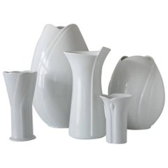 Ensemble de cinq vases allemands en porcelaine blanche d'Arzberg Bavaria:: années 1960