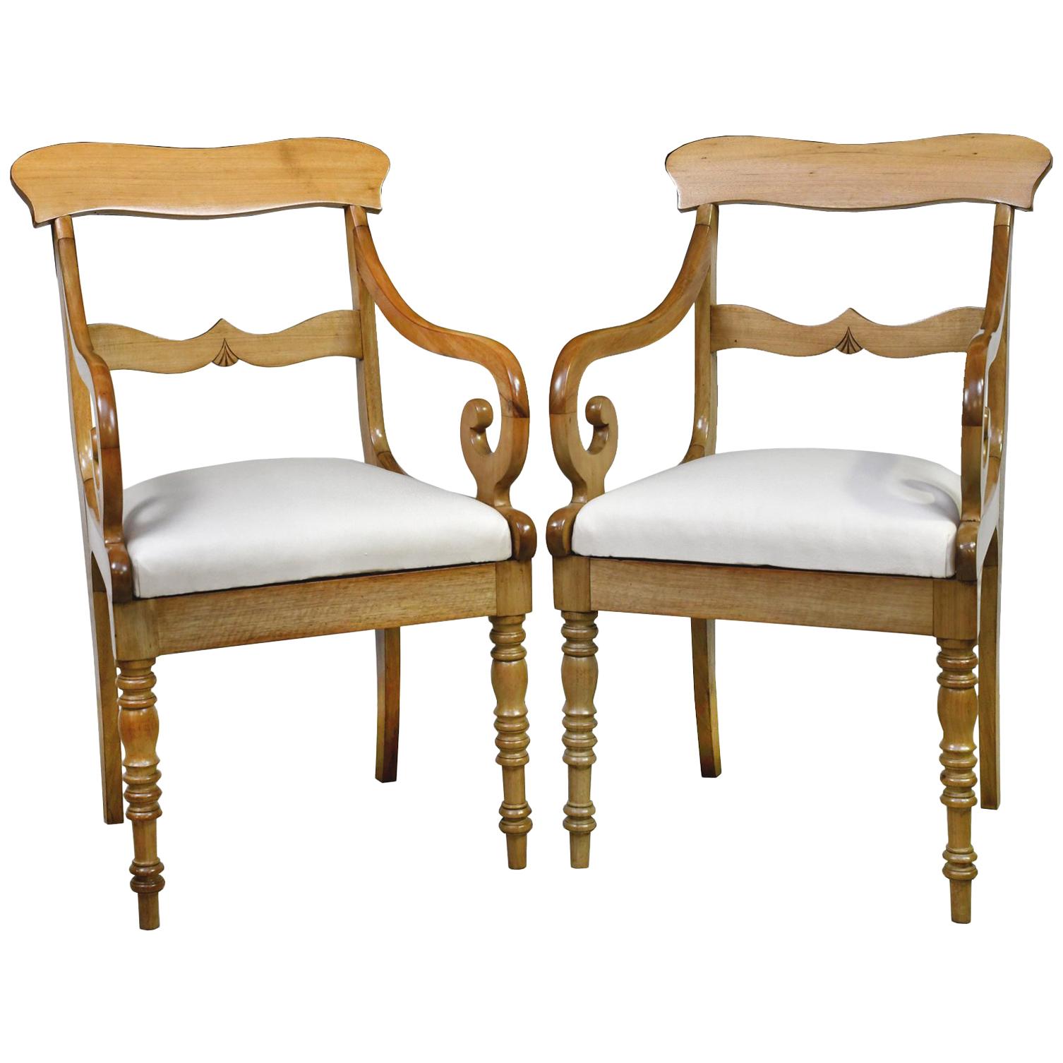 A fine pair of Karl Johan Swedish Biedermeier armchairs in walnut with a light-colored maple finish, with scrolled arms, slat back, turned front legs and upholstered slip seat, Sweden, circa 1825.
Measures: 20
