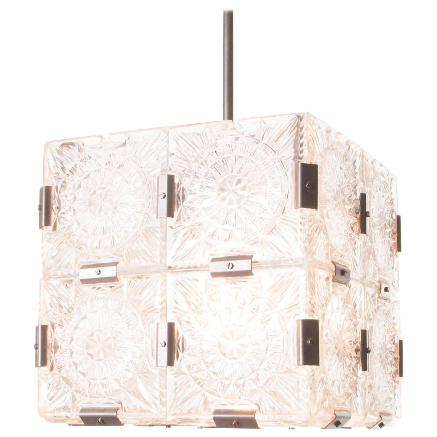 Lampada a sospensione cubica in vetro e acciaio del 1960 del designer J.T. Kalmar in vendita