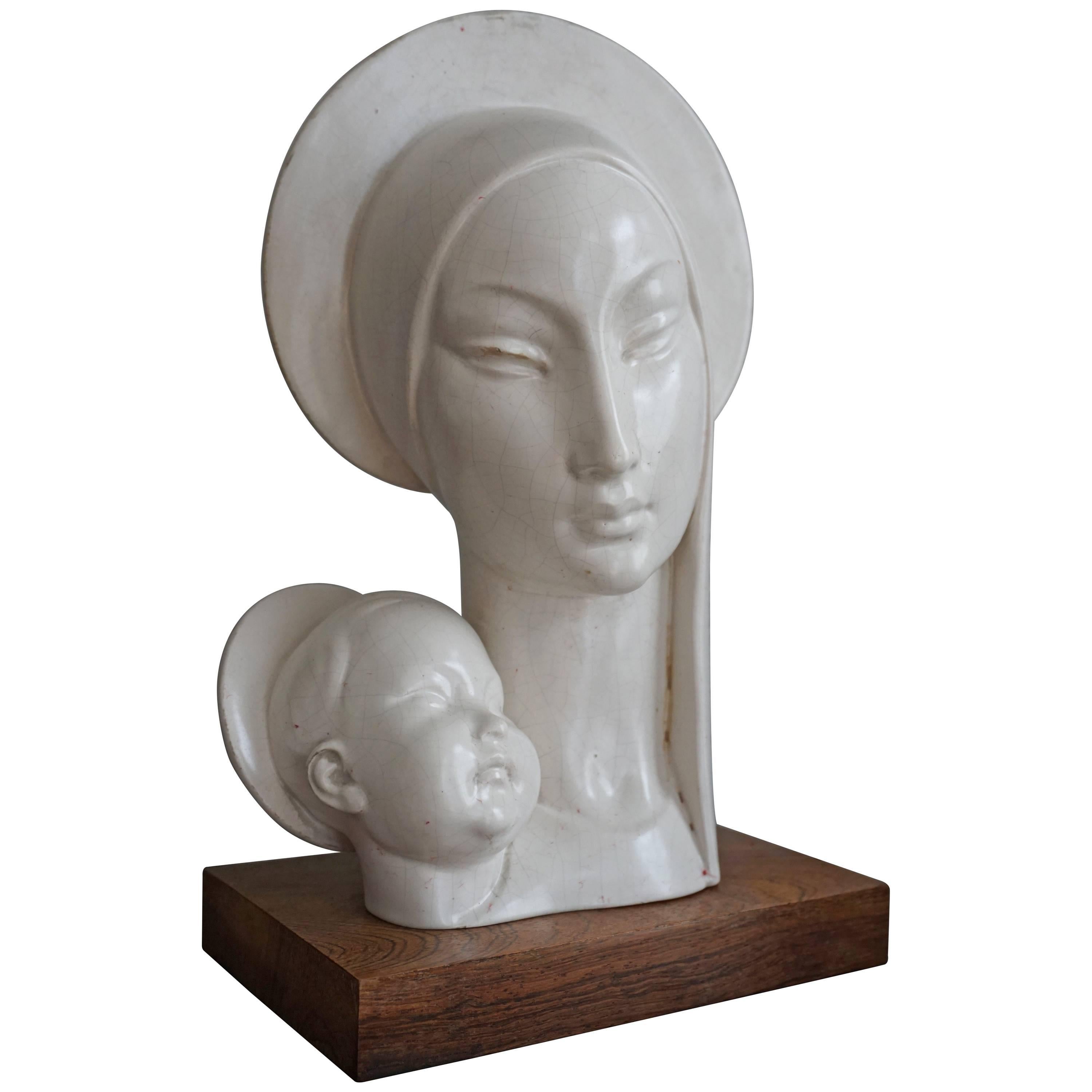 Sculpture en plâtre stylisée de la Madonna et du Child, milieu du 20e siècle