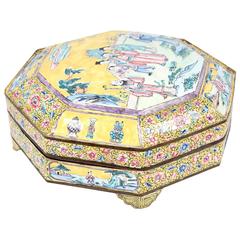 Turn-of-the-century Chinese Yellow Enamelled Famille Rose Serving Dish