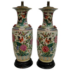 Paar antike chinesische handbemalte Vasenlampen